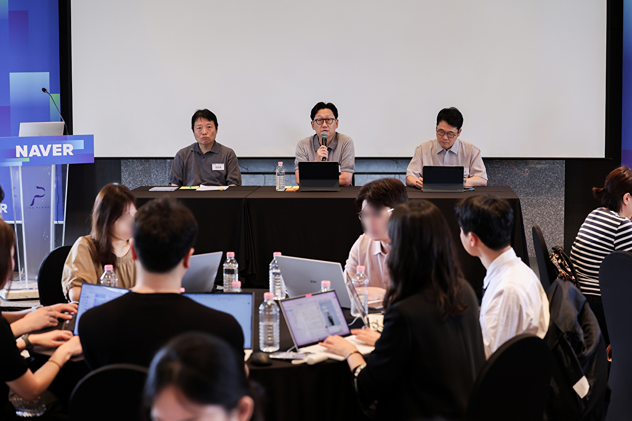 28일 서울 중구 더플라자 호텔에서 '인공지능(AI) 시대 네이버의 데이터&middot;콘텐츠 전략'을 주제로 열린 기자 간담회에서 김광현 네이버 최고데이터&middot;콘텐츠책임자(CDO)가 발표하고 있다. [사진=네이버]