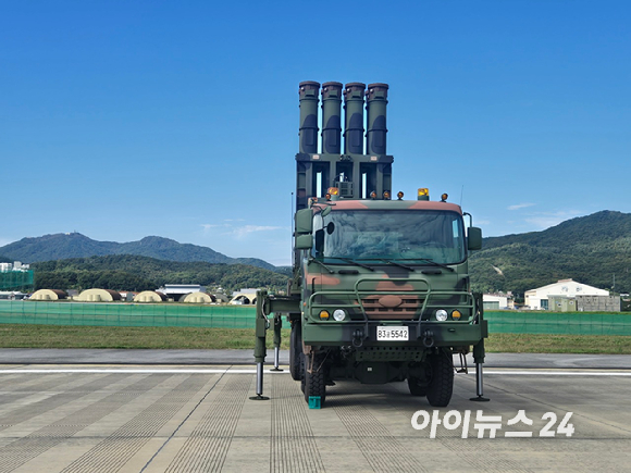 17일 서울공항에서 진행된 서울 국제 항공우주 및 방위산업 전시회(ADEX 2025) 'VR 패러글라이딩 체험존'에 사람들이 줄을 서있다. [사진=최란 기자]