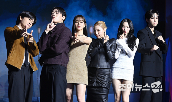 이용진, 존박, 혜리, 가비, 카리나, 김도훈이 19일 오전 서울 마포구 호텔 나루 서울 엠갤러리에서 열린 넷플릭스 예능프로그램 '미스터리 수사단 시즌2&rsquo;의 제작발표회에서 포즈를 취하고 있다. [사진=곽영래 기자]