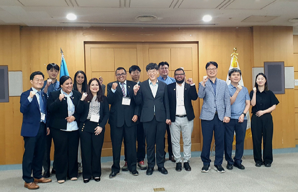 남송희 국제산림협력관(왼쪽 다섯번째)이 온두라스 호세 마누엘 메디나 국장(왼쪽 네번째) 등 관계자들과 기념촬영을 하고 있다 [사진=산림청]