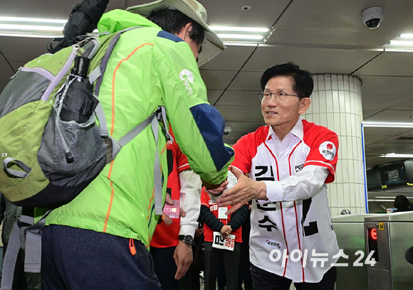 김문수 국민의힘 대통령 후보가 15일 오전 서울 구로구 신도림역에서 출근길 시민들과 인사를 나누고 있다. [사진=곽영래 기자]