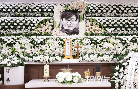 5일 별세한 '국민 배우' 고(故) 안성기의 빈소가 서울성모병원 장례식장에 마련됐다. 향년 74세. [사진=사진공동취재단]