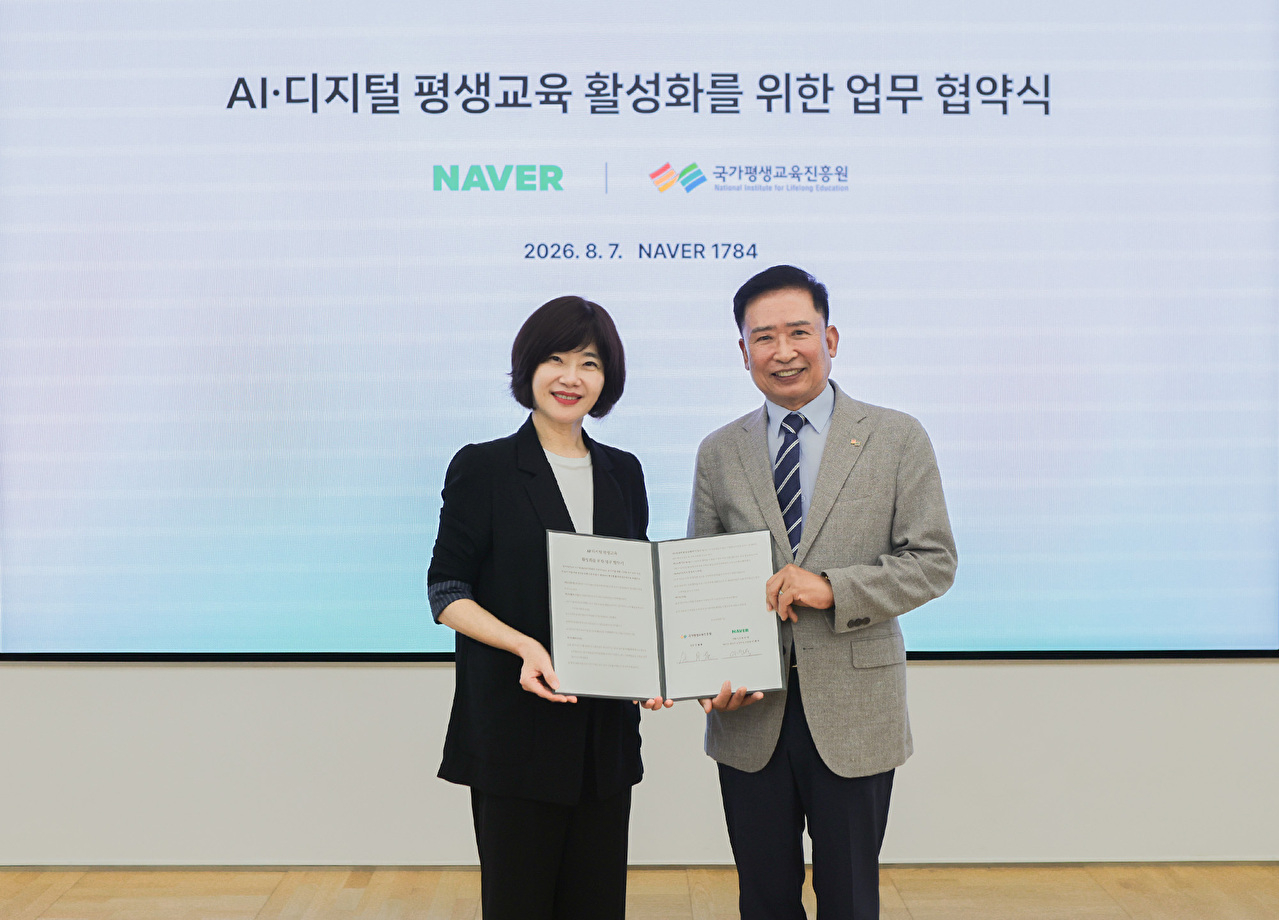 이윤숙 네이버 쇼핑사업 부문장(왼쪽)과 김월용 국가평생교육진흥원장이 업무협약(MOU) 체결 기념 사진을 찍고 있다. [사진=네이버]