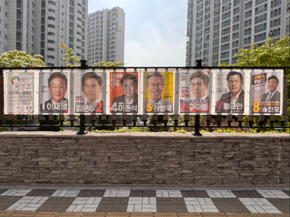 21대 대통령 선거를 19일 앞둔 15일 인천광역시 동구 송림동의 한 아파트 담장 외벽에 후보자 선거 벽보가 부착돼 있다. [사진=인천시선관위]