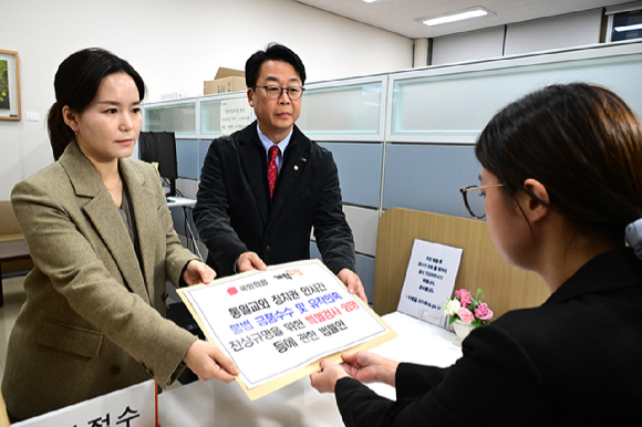 국민의힘 법률자문위원장인 곽규택 의원과 개혁신당 정책위의장인 이주영 의원이 23일 국회 의안과에 통일교의 정치권 금품 지원 의혹 수사를 위한 특검법안을 제출하고 있다. [사진=연합뉴스]