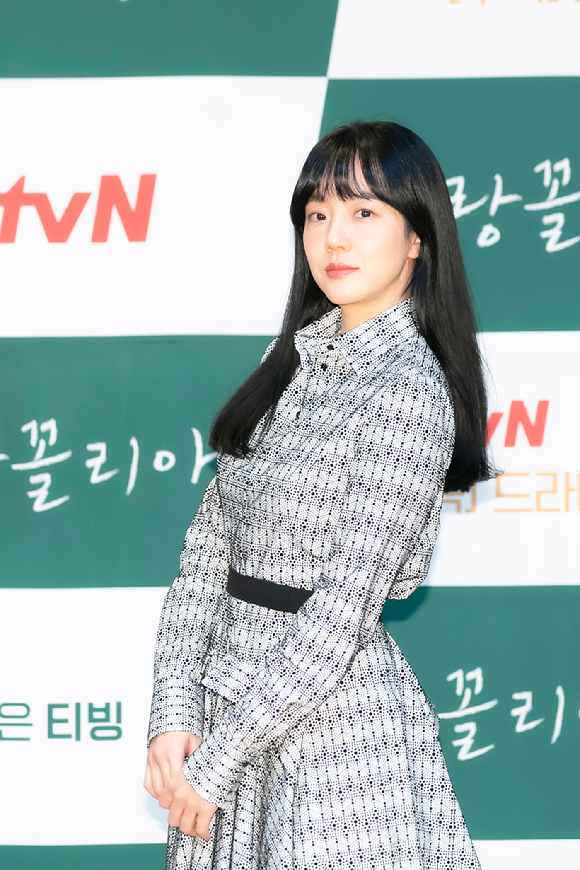 배우 임수정이 2일 tvN 수목드라마 '멜랑꼴리아' 제작발표회에 참석해 포즈를 취하고 있다. [사진=tvN]