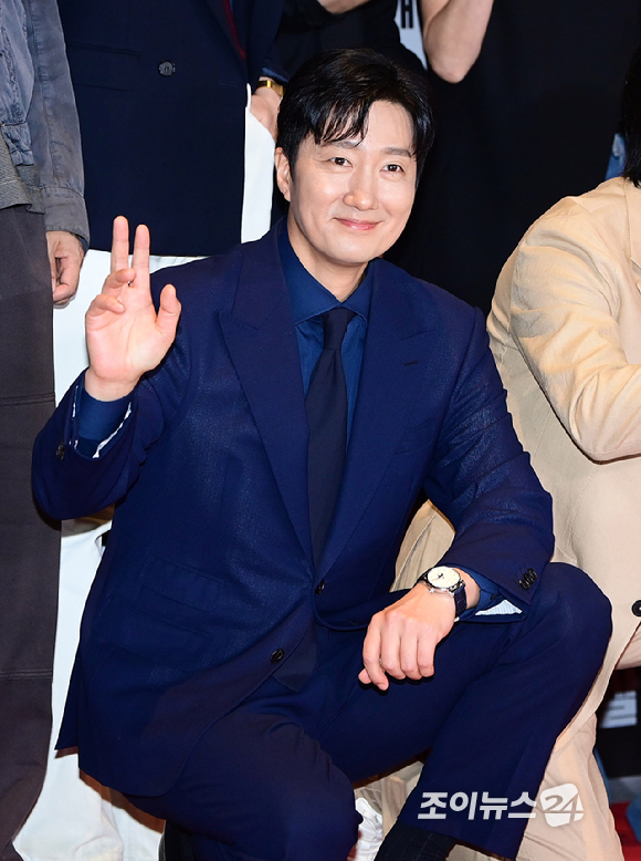 배우 박해일이 21일 서울 송파구 롯데시네마 월드타워에서 열린 영화 '암살자(들)'(감독 허진호) VIP 시사회에 참석하고 있다. [사진=정소희 기자]