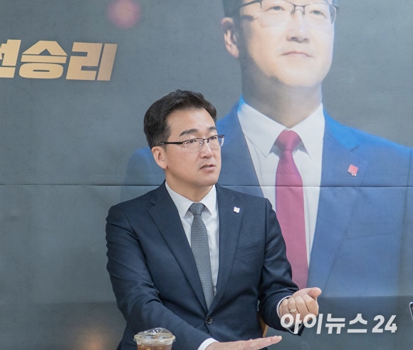 노정현 진보당 부산광역시 연제구 예비후보가 13일 아이뉴스24와 인터뷰를 진행하고 있다. [사진=정예진 기자]