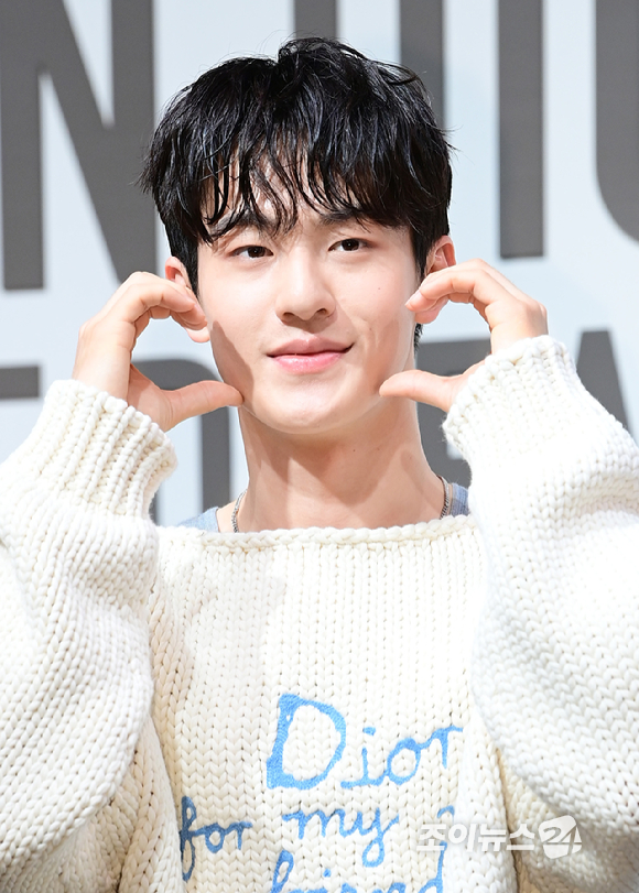 쇼트트랙선수 장성우가 18일 오후 서울 동대문구 DDP 아트홀에서 진행된 디올 'DESIGNER OF DREAMS' 전시회 개최 기념 포토월 행사에 참석하고 있다. [사진=정소희 기자]
