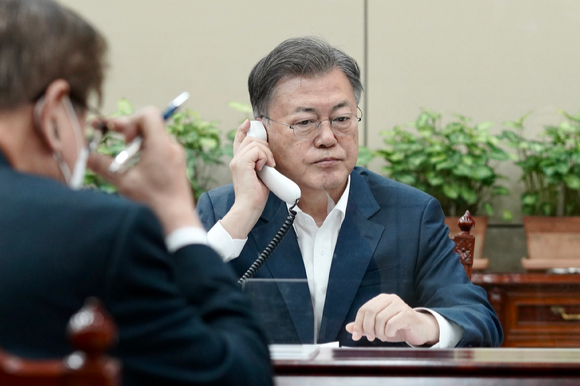 문재인 대통령이 3일 오후 청와대 여민관 소회의실에서 볼로디미르 젤렌스키 우크라이나 대통령과 통화하고 있다. 2022.03.03. [사진=청와대]