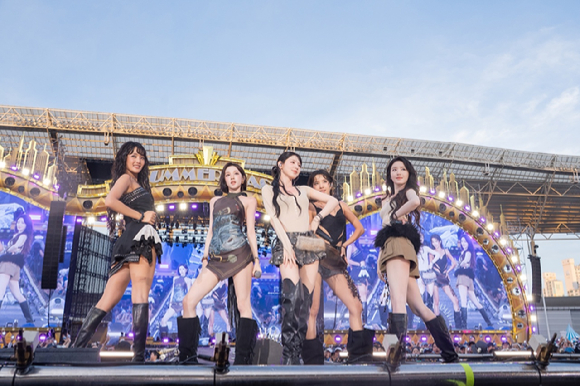 그룹 아이들이 지난 11일 인천아시아드 주경기장에서 열린 '싸이흠뻑쇼 SUMMERSWAG2026 - 인천'에 게스트 출연해 무대를 펼치고 있다. [사진=큐브엔터테인먼트]