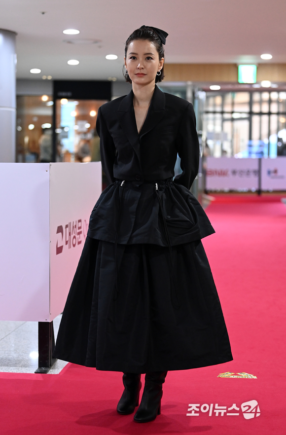 배우 정유미가 7일 오후 부산 해운대구 벡스코 오디토리움에서 열린 '2021 부일영화상' 레드카펫에 참석해 포즈를 취하고 있다.