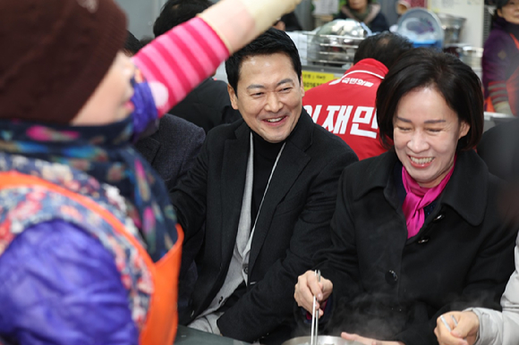 국민의힘 장동혁 대표와 이인선 대구시당위원장이 11일 대구 서문시장을 찾아 상인들과 간담회를 가진 뒤 밝은 표정으로 시장의 명물인 국수를 맛보고 있다. 2026.2.11 [사진=연합뉴스]
