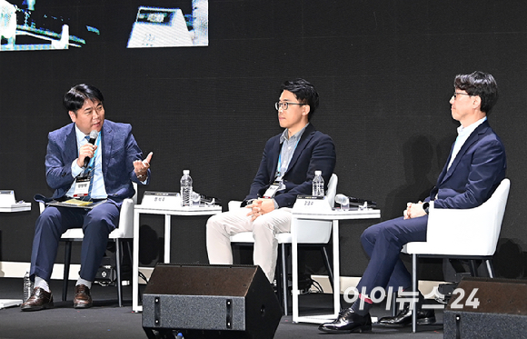종합경제미디어 아이뉴스24의 대표 지식 컨퍼런스 '아이포럼 2026'이 22일 서울 용산구 서울드래곤시티 한라홀에서 'AI 패권 전쟁, 새로운 질서: AI 3대 강국, 대한민국의 현재와 미래'를 주제로 열린 가운데 좌장을 맡은 김양팽 산업연구원 경제안보통상연구실 전문연구원이 명석주 SK하이닉스 AI Infra / HBM Marketing 팀장과 강경수 카운터포인트리서치 연구위원, 리서치 디렉터와 패널 토론을 진행하고 있다. [사진=곽영래 기자]
