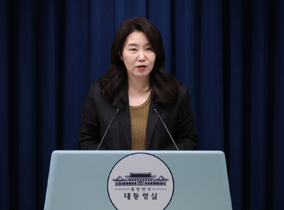 강유정 대변인이 28일 용산 대통령실 기자회견장에서 이재명 대통령의 초대 방송미디어통신위원회 위원장 인선 등 관련 브리핑을 하고 있다. 2025.11.28 [사진=연합뉴스]