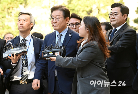 이재명 더불어민주당 대표가 15일 서울 서초구 서울중앙지방법원에서 열린 '공직선거법 위반' 1심 선고 공판에서 징역 1년에 집행유예 2년을 선고받은 뒤 법원을 나서며 심정을 밝히고 있다. [사진=곽영래 기자]