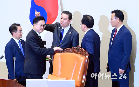 25일 서울 여의도 국회에서 열린 제429회국회(정기회) 제9차 본회의에서 '공인신고자 보호법 일부개정법률안에 대한 신속처리안건 지정동의의 건' 외 3건에 대한 가/부 투표 중 흘려서 기표한 표에 대해 우원식 국회의장과 여야 원내대표들이 유&middot;무효를 논하고 있다. [사진=정소희 기자]