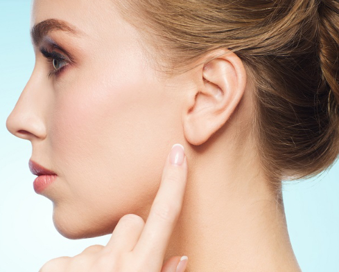 귓불에 생긴 주름이 치매 전조 증상일 수 있다는 전문가의 견해가 나왔다. 사진은 본 기사 내용과 무관함. [사진=Roche]