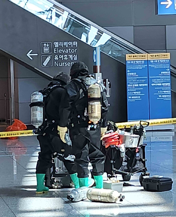 23일 인천국제공항 1터미널 출국장에서 소방대, 군 EOD가 신고를 받고 출동해 성분 미상의 흑색 가루를 조사하고 있다. [사진=뉴시스]