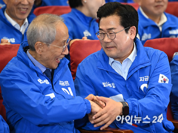 더불어민주당 박찬대 상임총괄선거대책위원장, 윤여준 상임총괄선거대책위원장이 3일 오후 국회 의원회관 개표 상황실에서 출구조사 결과를 지켜보며 기뻐하고 있다. [사진=곽영래 기자]