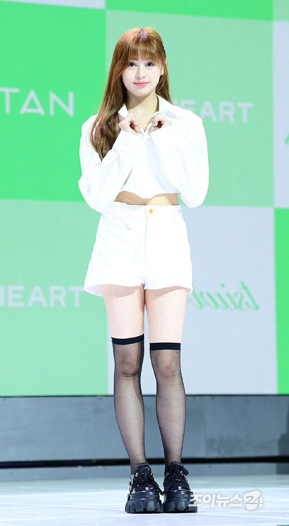 그룹 앳하트 케이틀린이 13일 오후 서울 한남동 블루스퀘어에서 열린 앳하트(AtHeart) 첫 번째 EP '플롯 트위스트'(Plot Twist) 미디어 쇼케이스에 참석하고 있다. [사진=정소희 기자]