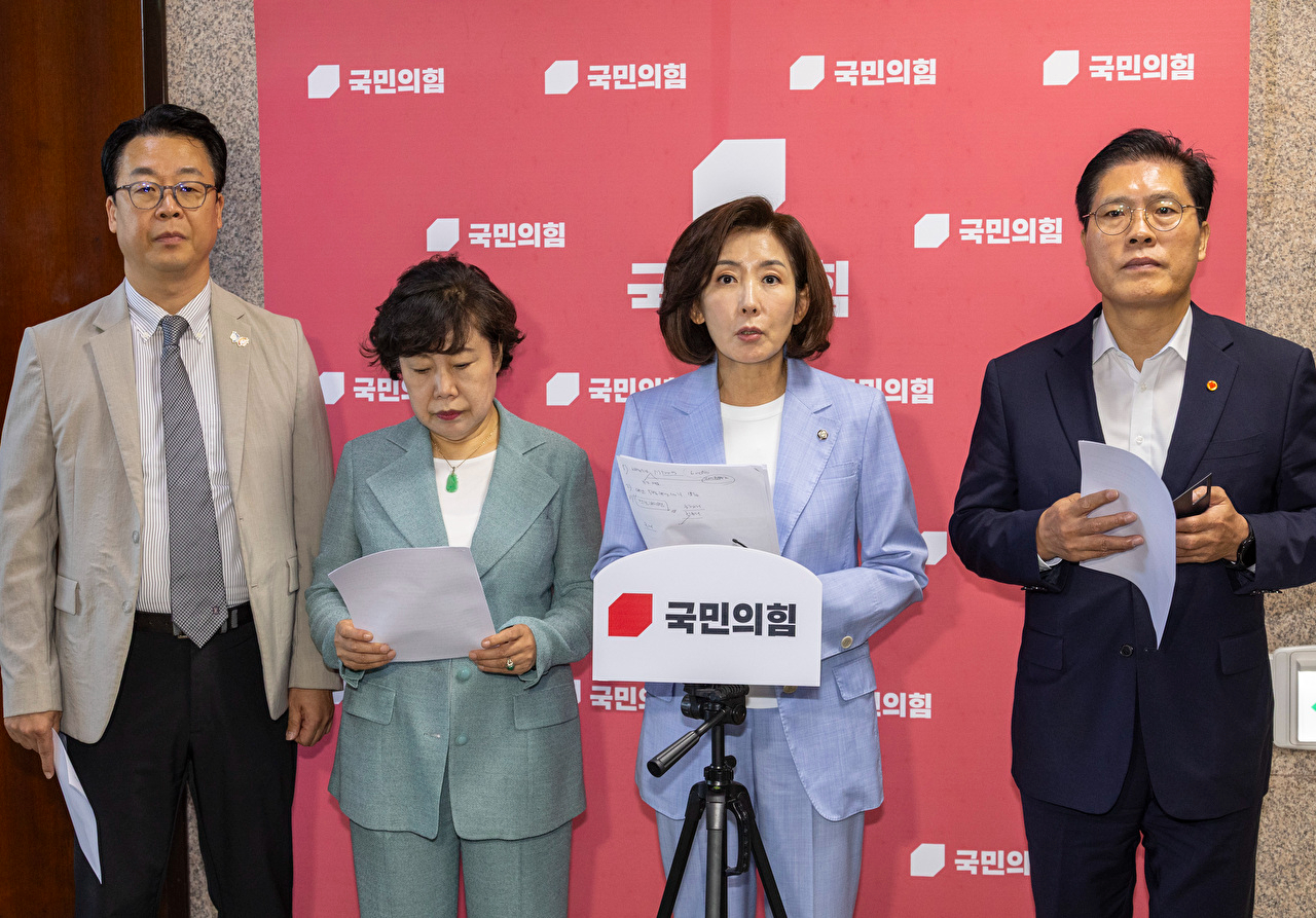 국민의힘 나경원 의원을 비롯한 법사위원들이 5일 국회 법사위에서 개최한 검찰 개혁 청문회에서 증인 출석과 관련해 여당과 의견충돌 후 퇴장한 뒤 기자회견을 하고 있다. 2025.9.5 [사진=연합뉴스]