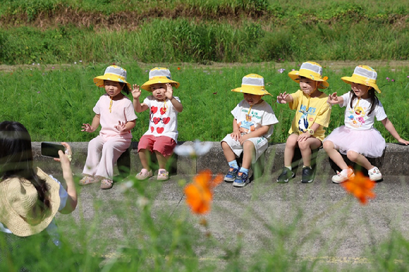 전남광주통합특별시 북구 신용동 영산강변에서 한 어린이집 아이들이 현장학습 기념사진을 찍고 있다. [사진=연합뉴스]