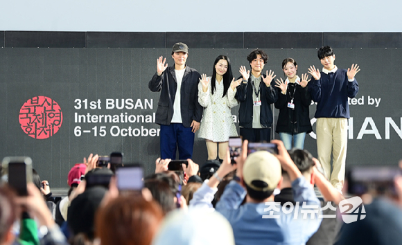 배우 정재영-김주령-김성윤 감독-배우 이이경-김아영이 9일 부산 해운대구 영화의전당에서 열린 제31회 부산국제영화제 '세대유감' 오픈토크에 참석하고 있다. [사진=정소희 기자]