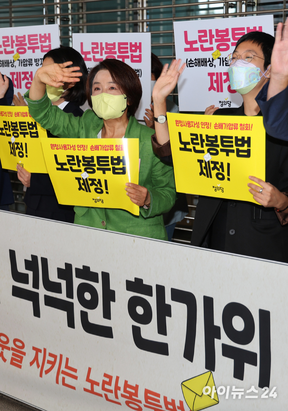 정의당 이은주 비상대책위원장 등 의원들이 8일 오전 서울역에서 추석 귀향 인사를 하고 있다. [사진=국회사진취재단]