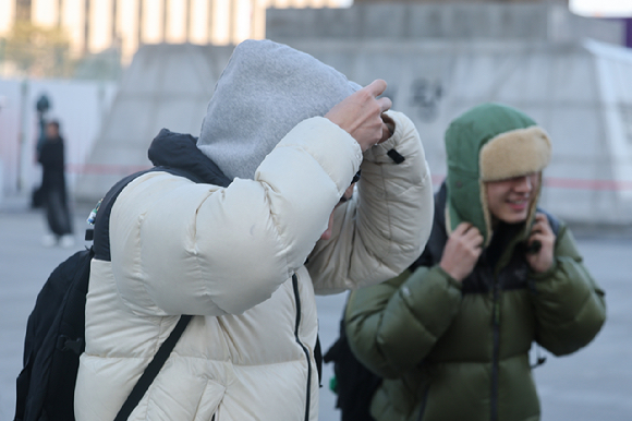 기온이 영하권으로 떨어지며 추운 날씨를 보인 25일 서울 종로구 광화문광장에서 시민들이 찬 바람이 불자 모자를 쓰고 있다. 2025.12.25 [사진=연합뉴스]