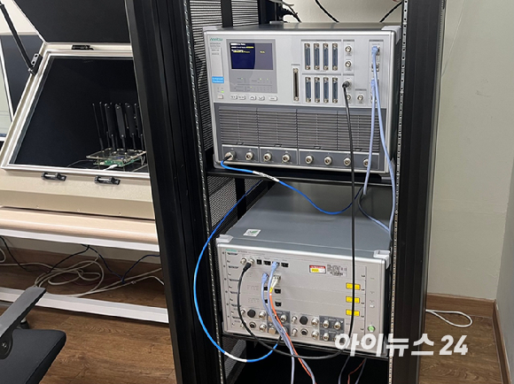 'KT·RAPA 5G 단말 검증센터' 내에 쉴드박스·LTE 검증 기구·5G 검증 기구가 마련돼 있다. [사진=박소희 기자]