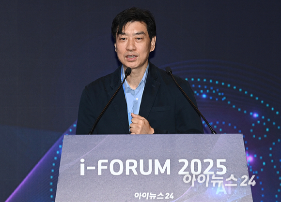 AI 3대 강국 어떻게 만들 것인가' 컨퍼런스를 개최했다. 김병수 ㈜로보티즈 대표이사가 발표를 하고 있다. [사진=곽영래 기자]