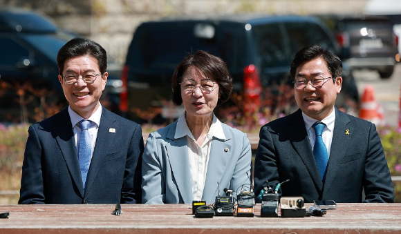 더불어민주당 정원오 서울시장 후보(왼쪽부터)&middot;추미애 경기지사 후보&middot;박찬대 인천시장 후보가 지난 12일 국회 소통관 앞에서 간담회를 하고 있다. [사진=연합뉴스]