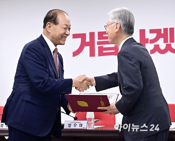 황우여 국민의힘 비상대책위원장이 4일 오전 서울 여의도 국민의힘 중앙당사에서 열린 당헌당규개정특위 임명장수여식 및 1차 회의에서 여상규 당헌당규 개정 특별위원회 위원장에게 임명장을 전달하고 있다. [사진=곽영래 기자]