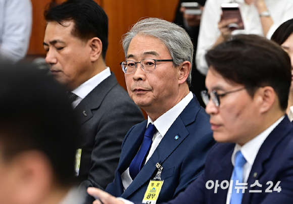 임종룡 우리금융그룹 회장이 10일 오후 서울 여의도 국회 정무위원회에서 열린 금융위원회 국정감사에 참석하고 있다. [사진=곽영래 기자]