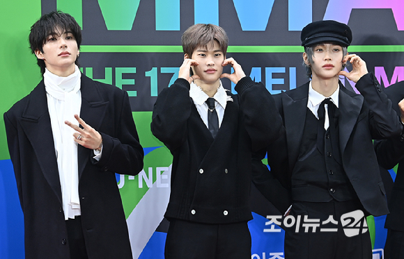 라이즈가 20일 서울 구로구 고척돔에서 열린 '2025 멜론뮤직어워드(MMA2025)' 레드카펫에서 포즈를 취하고 있다.