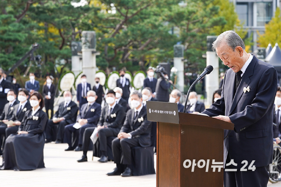노재봉 전 국무총리가 30일 오전 서울 송파구 올림픽공원 평화의광장에 엄수된 故 노태우 전 대통령 국가장 영결식에서 울먹거리며 추도사를 하고 있다.[사진=사진공동취재단]