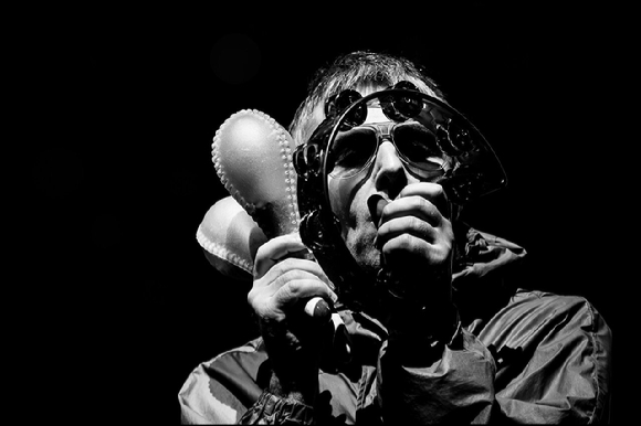 티켓팅 실패해도⋯공연장 둘러싼 오아시스 팬들 &apos;다함께 흥얼흥얼&apos;