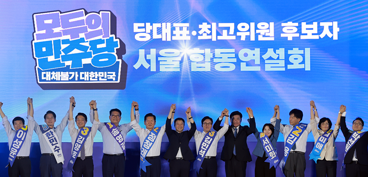 더불어민주당 김민석 당 대표 후보가 16일 경기 고양시 킨텐스에서 열린 민주당 대표&middot;최고위원 후보자 서울 합동연설회에 입장해 인사하고 있다. 2026.8.16 [사진=연합뉴스]