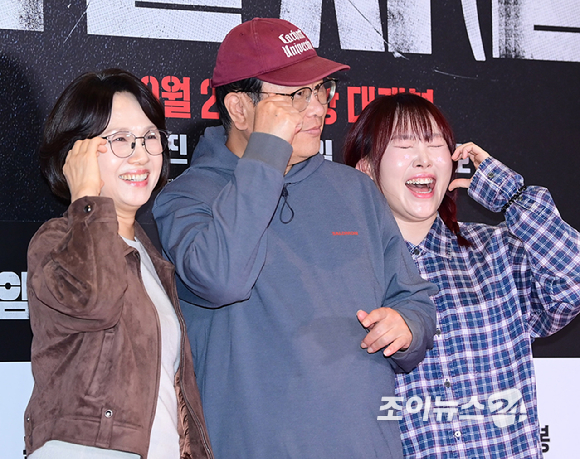 인플루언서 니야 가족이 21일 서울 송파구 롯데시네마 월드타워에서 열린 영화 '암살자(들)'(감독 허진호) VIP 시사회에 참석하고 있다. [사진=정소희 기자]