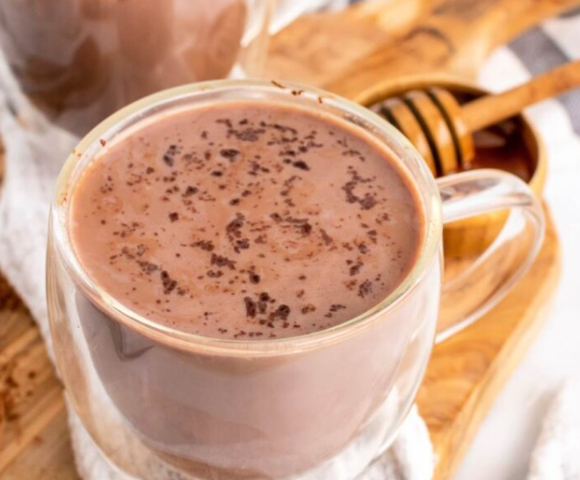 커피와 함께 겨울철 인기 음료로 꼽히는 핫초코가 뼈 건강에는 오히려 좋지 않을 수 있다는 지적이 제시됐다. 사진은 본 기사 내용과 무관. [사진=Freepik]