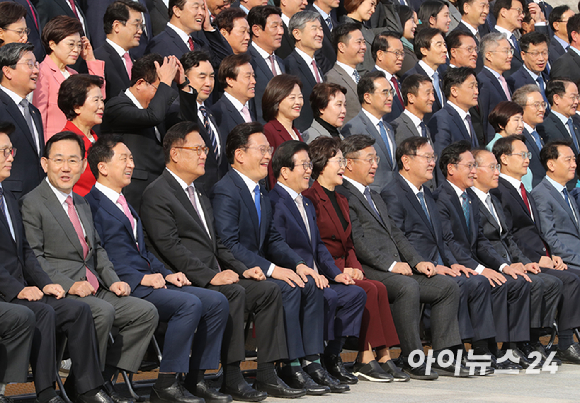 11일 오후 서울 여의도 국회 본청 앞 계단에서 제21대 국회의원 단체사진 촬영이 진행되고 있다. [사진=김성진 기자]