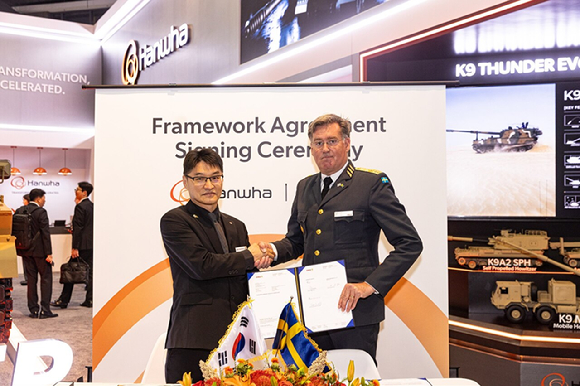 이부환 한화에어로스페이스 PGM사업부장(왼쪽)과 요나스 로츠네 스웨덴 방위사업청 지상무기체계국장이 14일(현지시간) 미국 워싱턴DC에서 열린 AUSA 방산전시회에서 155mm 모듈형 추진장약 추가 공급 계약을 체결하고 있다. [사진=한화에어로스페이스]