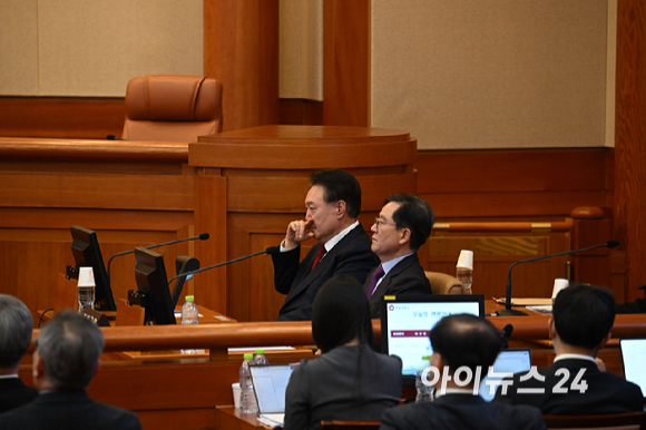 윤석열 대통령이 20일 오후 서울 종로구 헌법재판소에서 열린 탄핵심판 10차 변론에 출석해 있다. [사진=사진공동취재단]