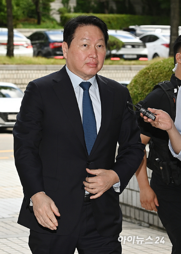 최태원 SK그룹 회장이 26일 서울 서초구 서울고등법원에서 열린 재산 분할 파기환송심 2차 변론기일에 출석하고 있다. [사진=곽영래 기자]