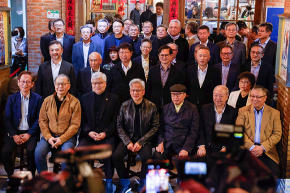 엔비디아 최고경영자(CEO) 젠슨 황이 2026년 1월 31일 대만 타이베이에서 대만 기술기업 최고경영자들과의 만찬에서 단체 촬영을 마친 뒤 일어서고 있다. [사진=연합뉴스]