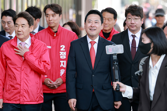 국민의힘 장동혁 대표가 29일 서울 서대문구 카페폭포에서 열린 청년 공약 간담회에 참석하며 홍제천 인공폭포를 보고 있다. 2026.4.29 [사진=연합뉴스]