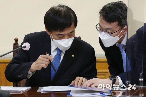 이주열 한국은행 총재가 11일 서울 중구 은행회관에서 열린 '확대 거시경제금융회의'에 참석해 자료를 살펴보고 있다. [사진=김성진 기자]