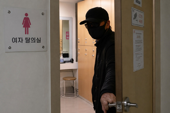 여자 탈의실에 출입한 남성 AI 생성 이미지. 실제 기사와 관련이 없습니다. [사진=챗GPT AI 생성 이미지]