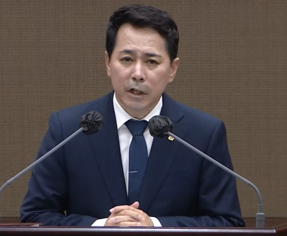 제12대 서울시의회 전반기 의장에 선출된 임만균 더불어민주당 시의원이 7일 당선 인사를 하고 있다. [사진=서울시의회]